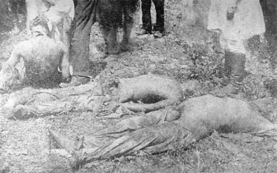 Слева труп заложника С. Михайлова, приказчика гастрономического магазина, видимо, зарубленного шашкой. Посередине тело засеченного насмерть шомполами, с перебитой нижней частью спины, учителя Петренко. Справа труп Агапова, с вывороченными ранее описанной пыткой половыми органами. 