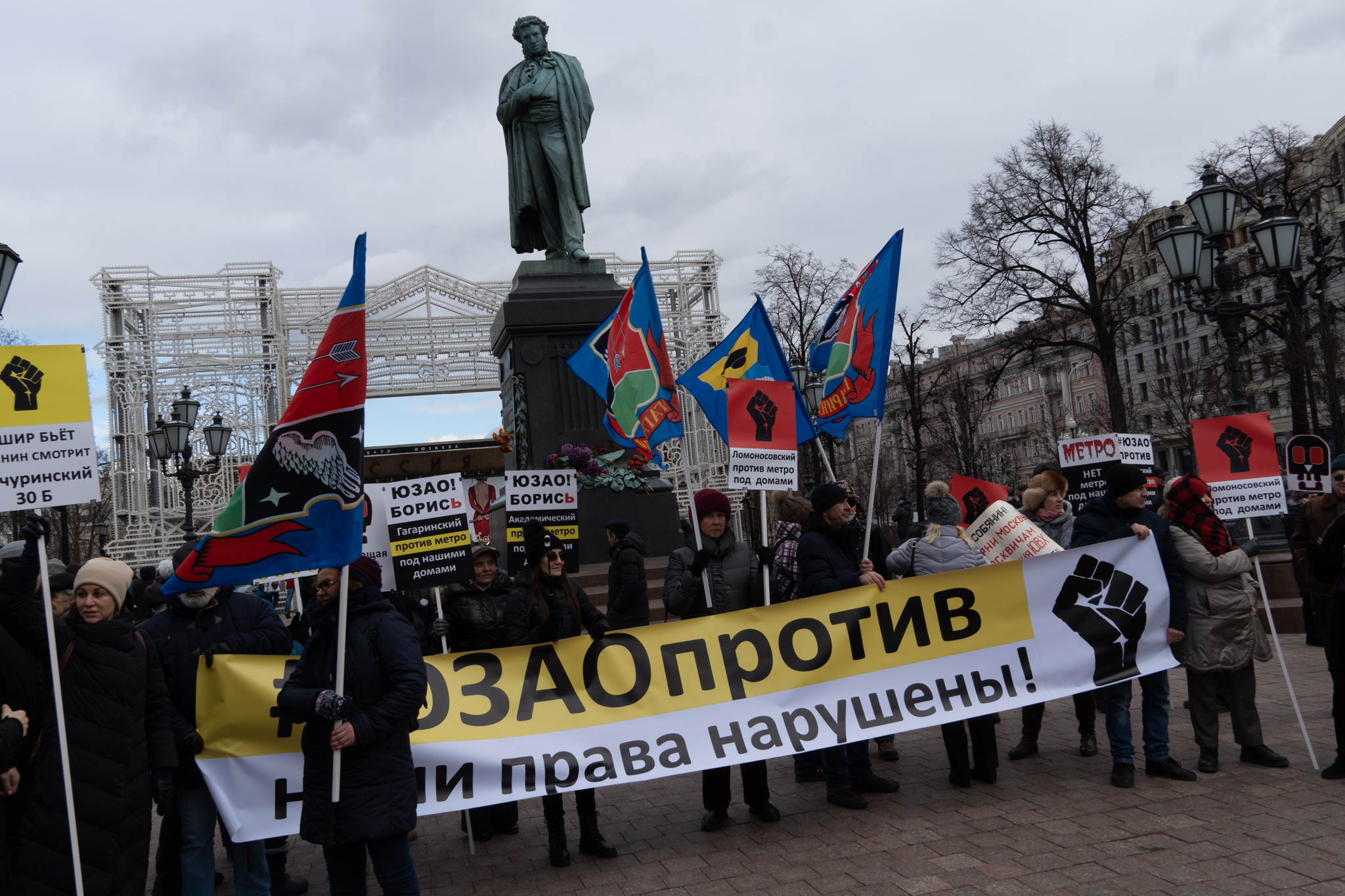 Под политическими лозунгами. Лозунги сторонников войны в Украине. Фашистик цмарш название. Какие лозунги висят на улицах Украине.