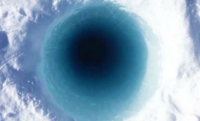 Скважина в антарктическом леднике издает звуки: ученые поднесли камеру и записали видео
