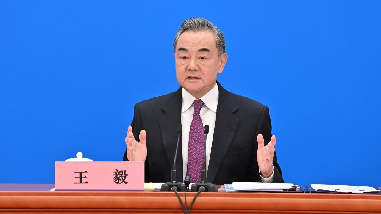 Глава МИД Китая Ван И: Пекин не намерен пассивно наблюдать за конфликтом на Украине Политика