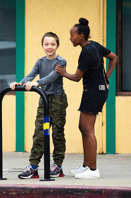 Нокс и Захара Джоли-Питт на прогулке в Лос-Анджелесе: новые фото детей звездной пары звездные дети