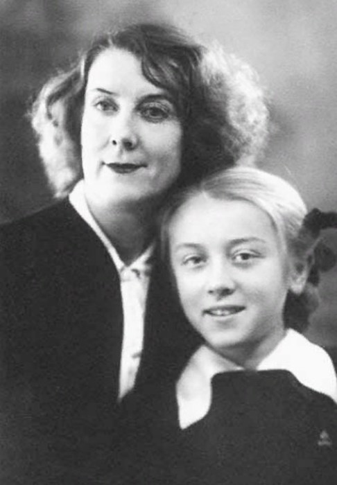 Маргарита Терехова в детстве с мамой. / Фото: www.2aktera.ru