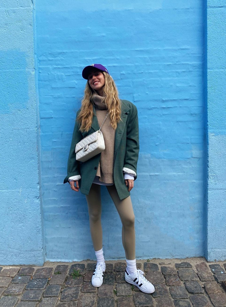 Стиль fashion-инфлюенсеров: свободные отношения Эмили Синдлев с цветовым спектром и резонирующими принтами Стиль fashion-инфлюенсеров: свободные отношения Эмили Синдлев с цветовым спектром и резонирующими принтами Мода,Стиль звезд