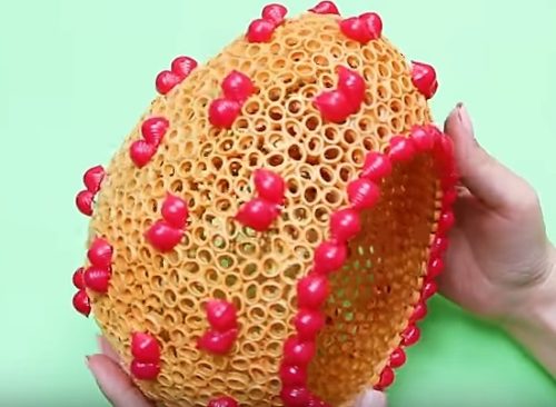 Чудесная пасхальная поделка из шарика и макарон домашний очаг,,новая жизнь старых вещей,пасхальные поделки,переделка,поделки,рукоделие,своими руками