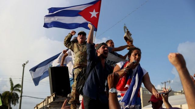 Сотни кубинцев также вышли на акцию протеста в Маленькой Гаване в Майами, США