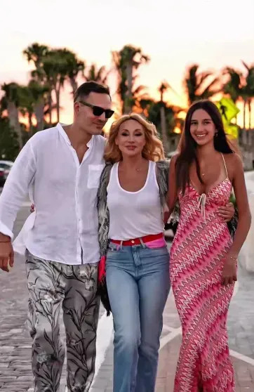 Макияж и торт с пальмами: дочь Кристины Орбакайте отметила 14-летие в вип-ложе спортивного матча дочери, рождения, Кристины, ОрбакайтеДень, Орбакайте, показала, соцсетях, Майами, также, Клавдии, честь, ЗемцоваКристина, бабушка, ПугачёваКлавдия, дочерьюКлавдия, мужем, младший, ребёнок, поздравила, декольте