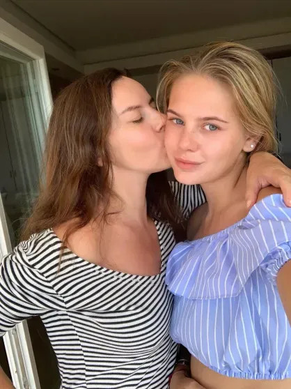 Оксана Лаврентьева показала архивные фото с дочерью в честь её 28-летия Лаврентьева, дочерью, АлинойОксана, Алина, Оксана, матерью, родила, АлинойАлина, ЛаврентьеваПак, ЛаврентьеваПакОксана, замужем, 47летняя, правления, председателя, Костин, заместителем, Антоном, Андрей, глава, оказался