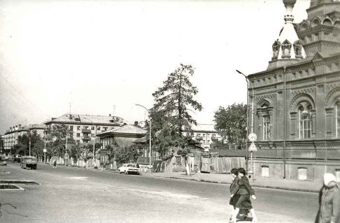 Вид Екатерининской улицы в районе Феодосиевской церкви.