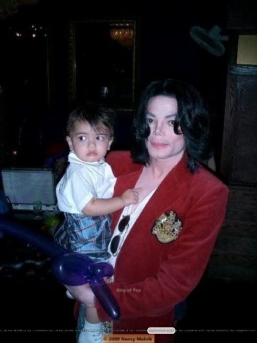 Майкл Джексон с сыном. / Фото: www.fanpop.com