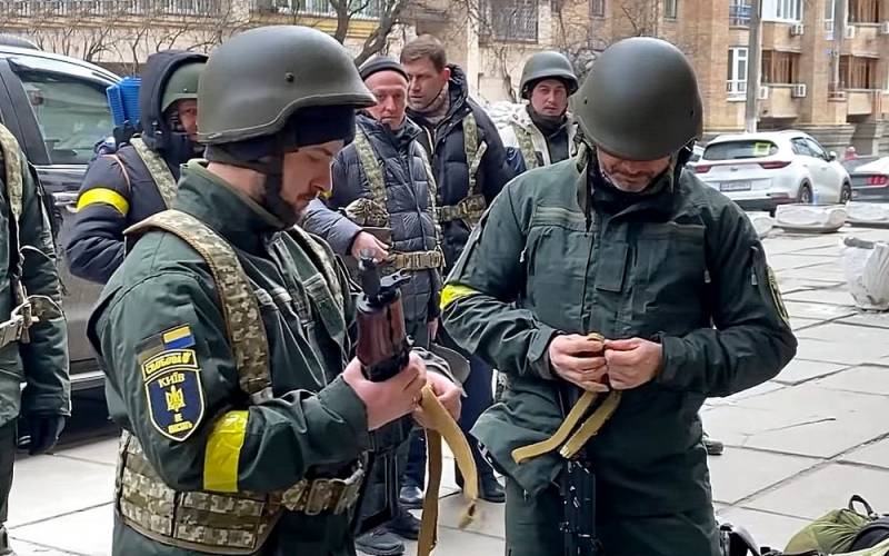 Военное преступление Зеленского: президент подставил собственных граждан, раздав им автоматы