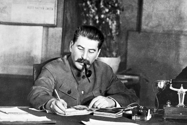 Будучи на фронте, Сталин связываясь с генералами по радио называл себя псевдонимом «Иванов». 