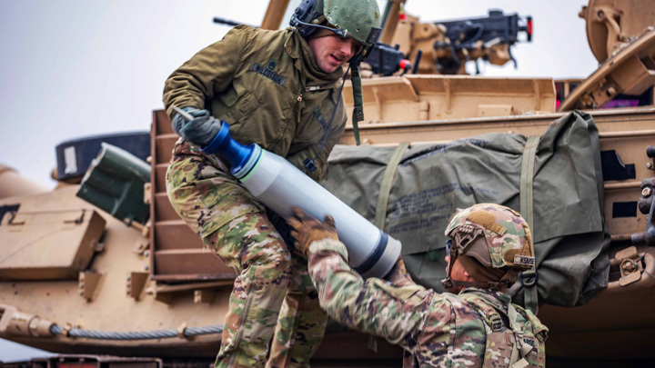 "ЛЕОПАРДЫ" ЗАРЯЖАЮТ УРАНОВЫЕ СНАРЯДЫ: РОССИИ ПРИДЁТСЯ РАБОТАТЬ НА ОПЕРЕЖЕНИЕ