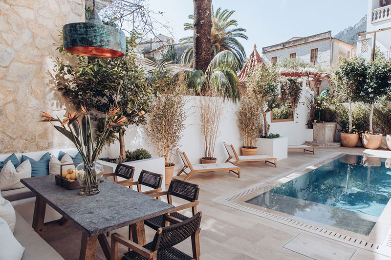 Прекрасный таунхаус на Майорке, который не утратил своего исторического обаяния Прекрасный таунхаус на Майорке, который не утратил своего исторического обаяния бассейн,интерьер и дизайн,Испания,каменный дом,Майорка,средиземноморский стиль,таунхаус