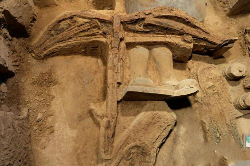 В 2014 году китайские археологи нашли арбалет с хорошо сохранившимися деревянными частями. Большинство прежних находок представляло собой лишь бронзовый спусковой механизм арбалета. 