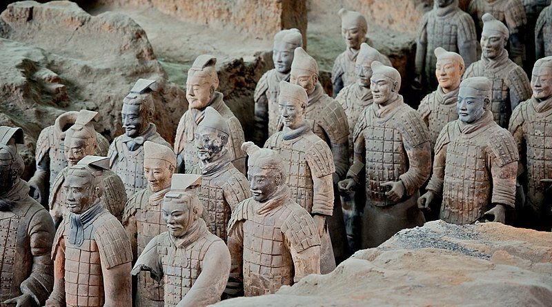  В 221 году до н. э. царство Цинь одержало победу над последним из шести своих противников и вся Поднебесная впервые объединилась под властью одного человека.-56