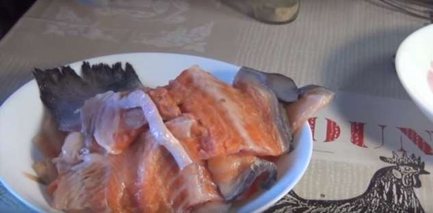 Головы рыбные рецепты приготовления. Заливное из головы щуки. Рыбьи головы. Уха с головой рыбы. Голова рыбы.