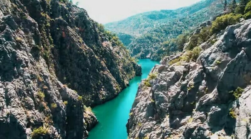 Видео: волшебный по красоте каньон, окруженный горами, или нетипичная Турция