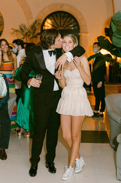 Платье Dior от бабушки и кеды: Юнис Кеннеди Шрайвер вышла замуж в Майами Звездные пары