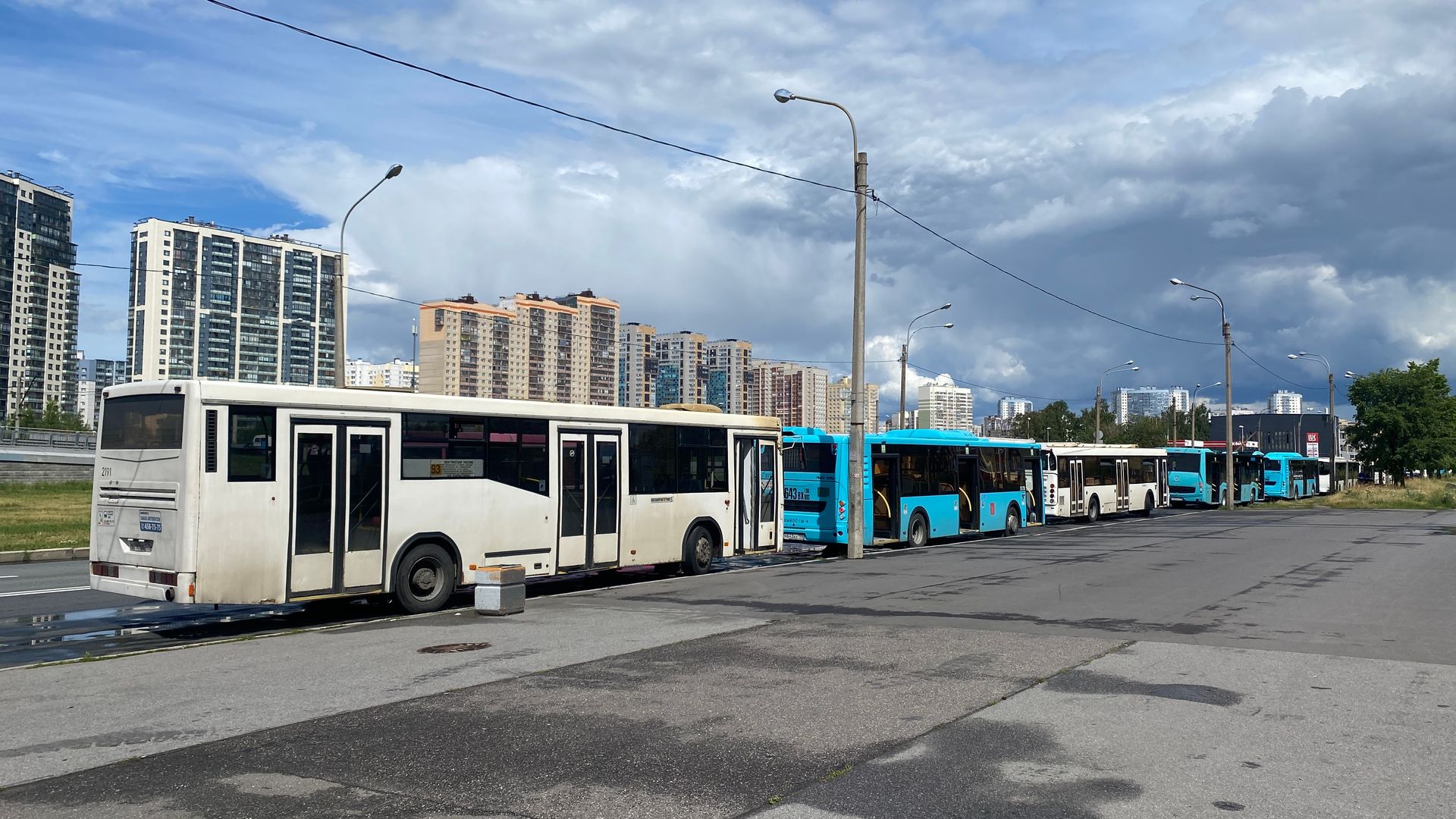 Орел 2024 транспорт. Большие автобусы. Ленинградский автобус. Пассажирский транспорт автобус. Транспорт СПБ 2022 автобусы.