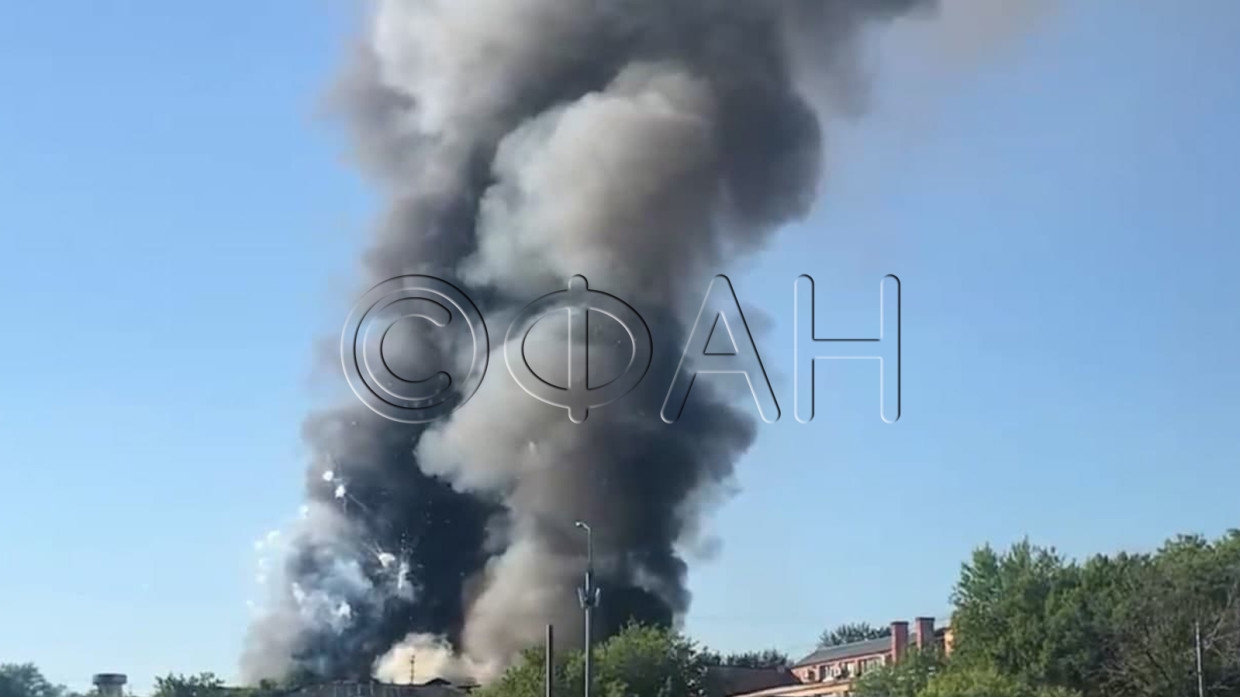 Пожарный вертолет над горящим складом в Москве попал на видео