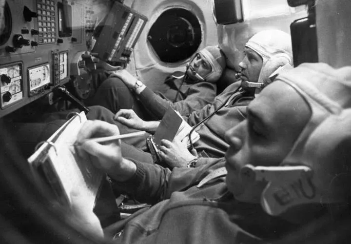 Полная хроника трагедии в истории пилотируемых космических полетов СССР В холодную ночь 1971 года советский космический корабль "Союз-11" бесшумно приземлился на безлюдной территории Земли.-4