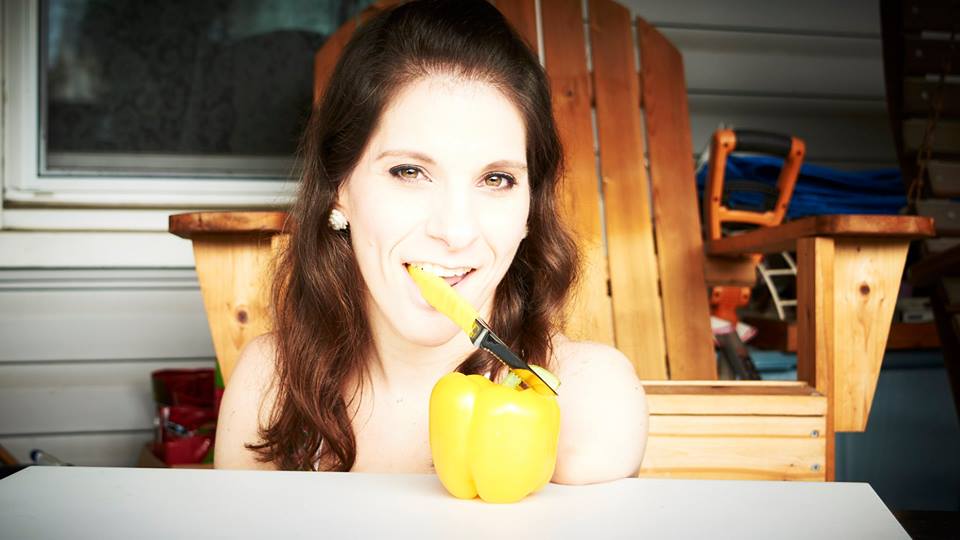 Поистине сильная женщина. У нее нет рук и ног, но она все равно умеет готовить, водить машину и шить! женщины,интересное,сила,фотографии