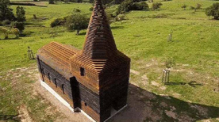 Смотришь сверху — обычная деревянная церковь, а с земли — она исчезает