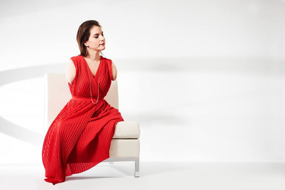 Поистине сильная женщина. У нее нет рук и ног, но она все равно умеет готовить, водить машину и шить! женщины,интересное,сила,фотографии