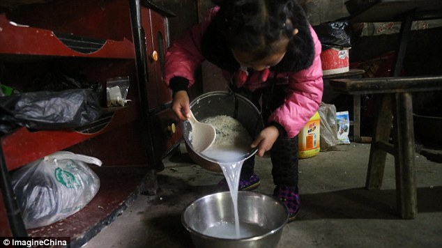 Пятилетняя девочка стала единственной сиделкой для бабушки и прабабушки Азия,дети,детский труд,Китай,помощь,старость,уход