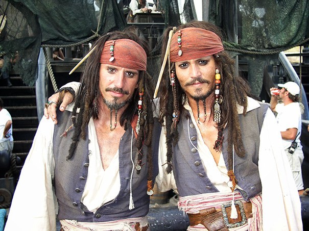 Джонни Депп и его дублёр Тони Анжелотти на съемках фильма «Пираты Карибского моря»   дублёр, знаменитость, кино