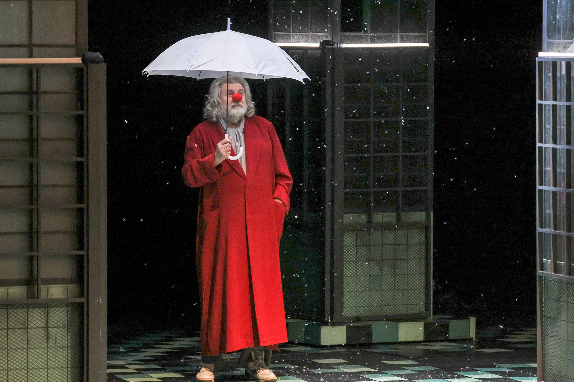 Сцена из спектакля «Где мы?» в театре Сатиры, Александр Ширвиндт в роли Петра Зарайского, 2 февраля 2022 года
