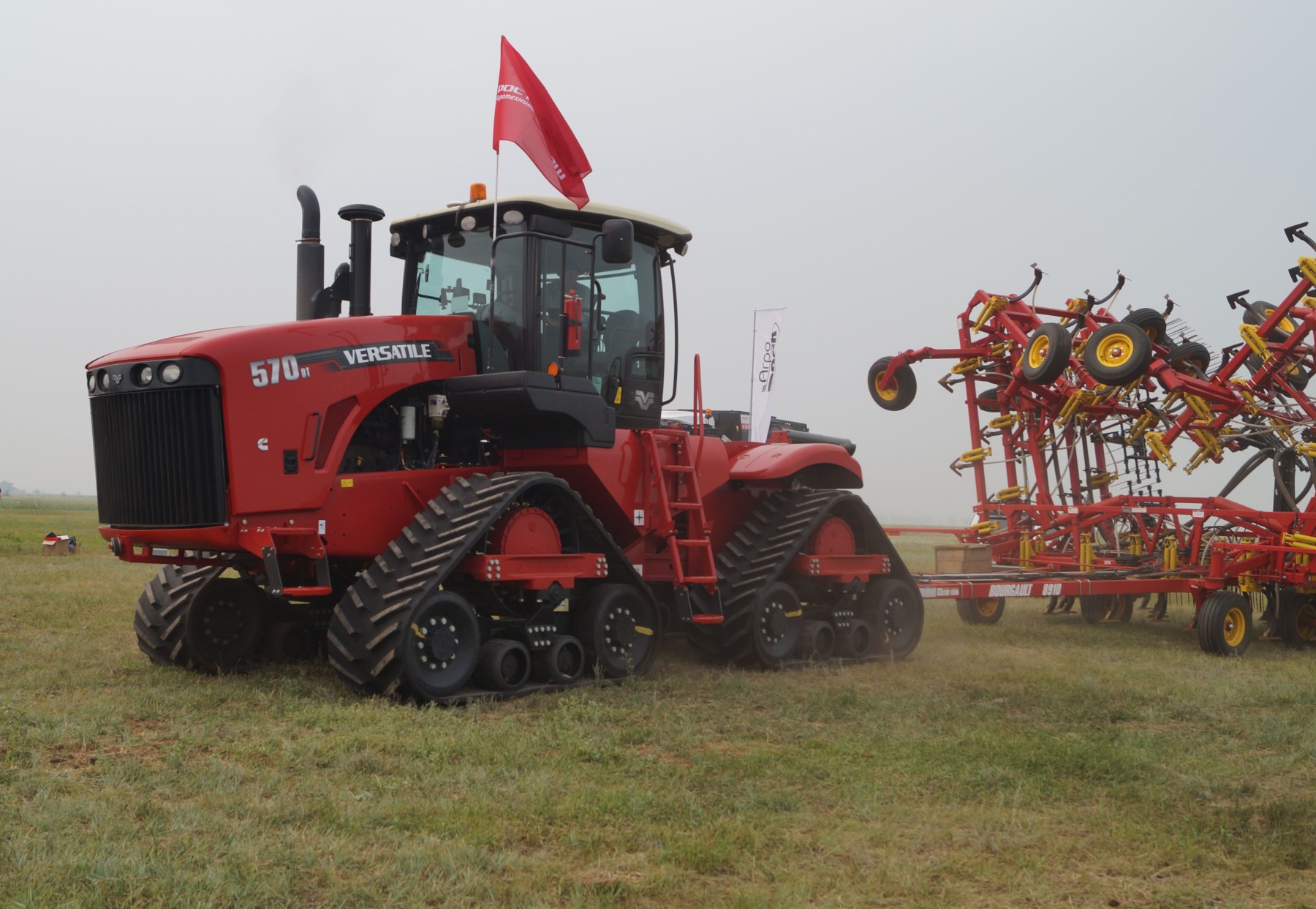 Купить в алтайском крае трактор т. Versatile 460 Delta track. Б/У сельхозтехника. Сельхозтехника в Алтайском крае. Трактора и сельхозтехника в Алтайском крае.