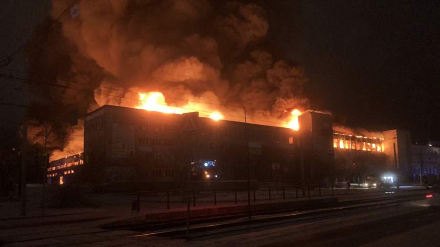 Пожар на 1,1 тыс. кв. м произошел в торговом центре в Хабаровске