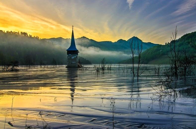 Токсичное озеро, образовавшееся на месте румынской деревни