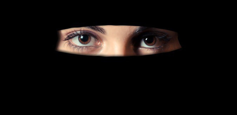 В Нижневартовске мужчина избил врача, осмотревшего его жену в хиджабе