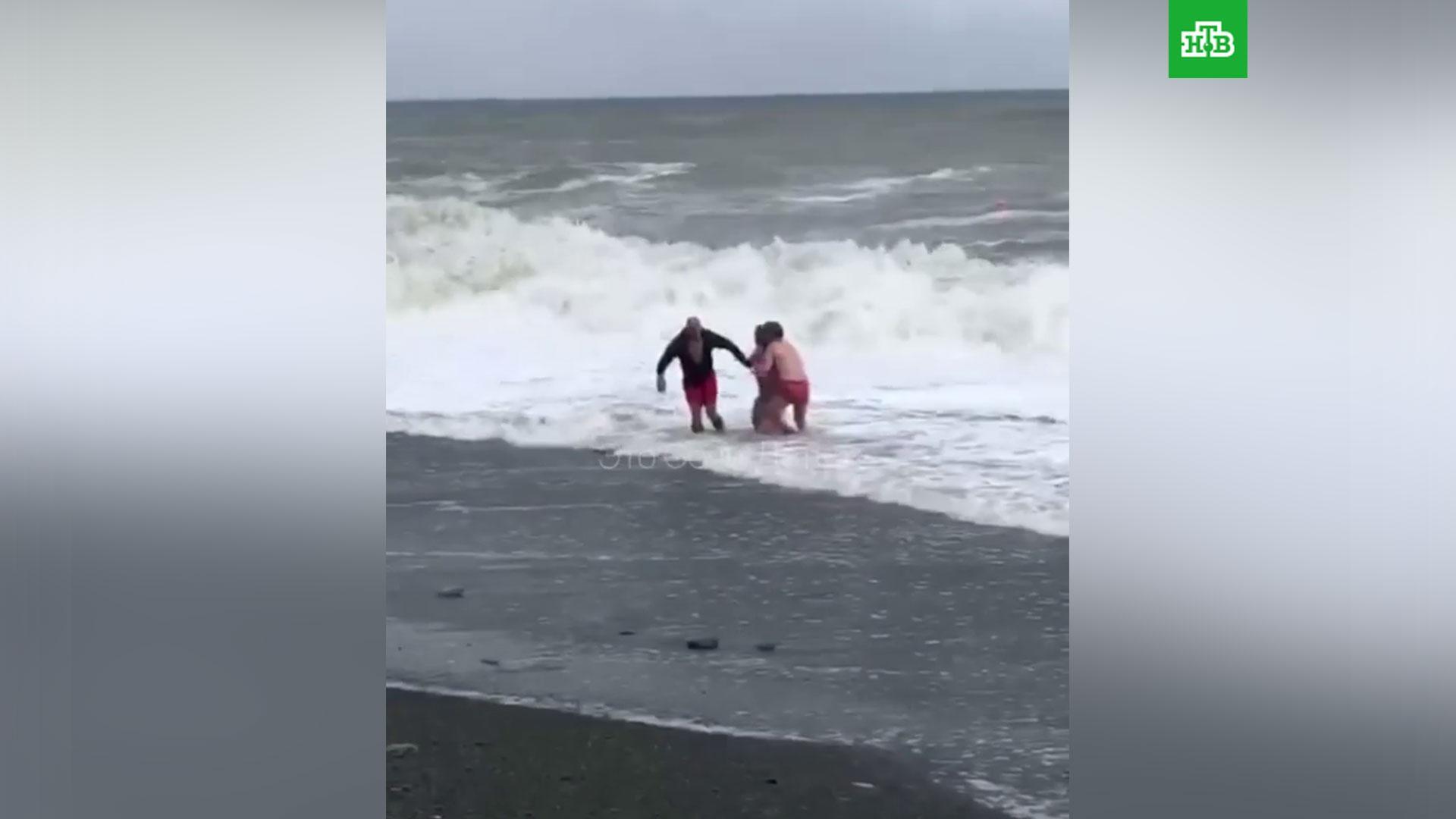 Сочи холодное море. Потоп в Сочи. Пляж в Сочи после наводнения. Потоп в Сочи 2021 июль. Купаться в море Сочи.