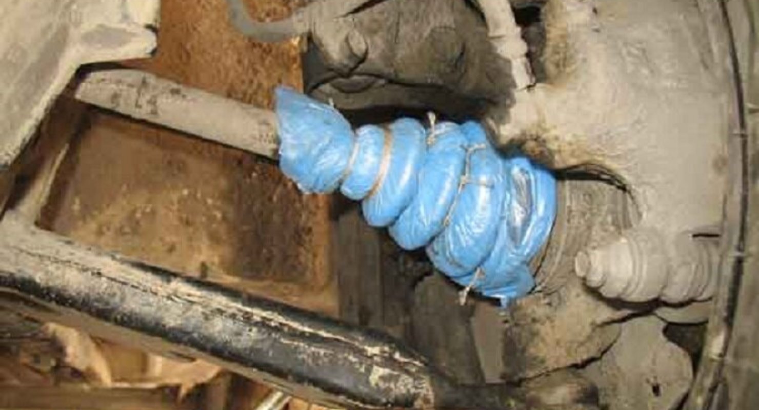 Опытные водители одевают целлофановый пакет на пыльник ШРУСА — для чего это нужно