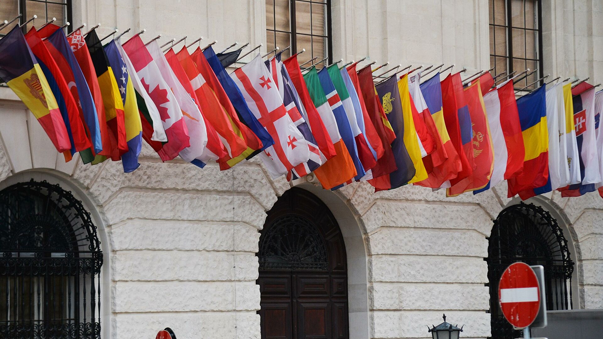 Флаги на здании в Вене, где прошло заседание Постоянного совета ОБСЕ - РИА Новости, 1920, 13.01.2022