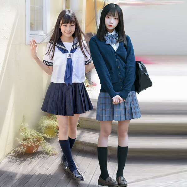 Японская школьница в "матроске" (слева, кандзи セーラー服) и японская школьница в пиджаке с плиссированной юбкой (справа) [фотоколлаж]