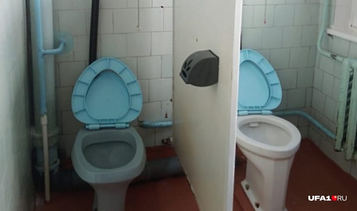 Пока туалеты в нефтекамской школе № 11 выглядят так