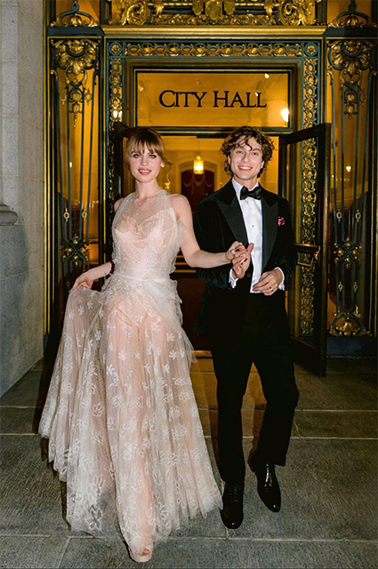 Платья от Джона Гальяно, звезды среди гостей и собачка с кольцами: как прошла свадьба наследницы миллиардера Айви Гетти Звездные пары