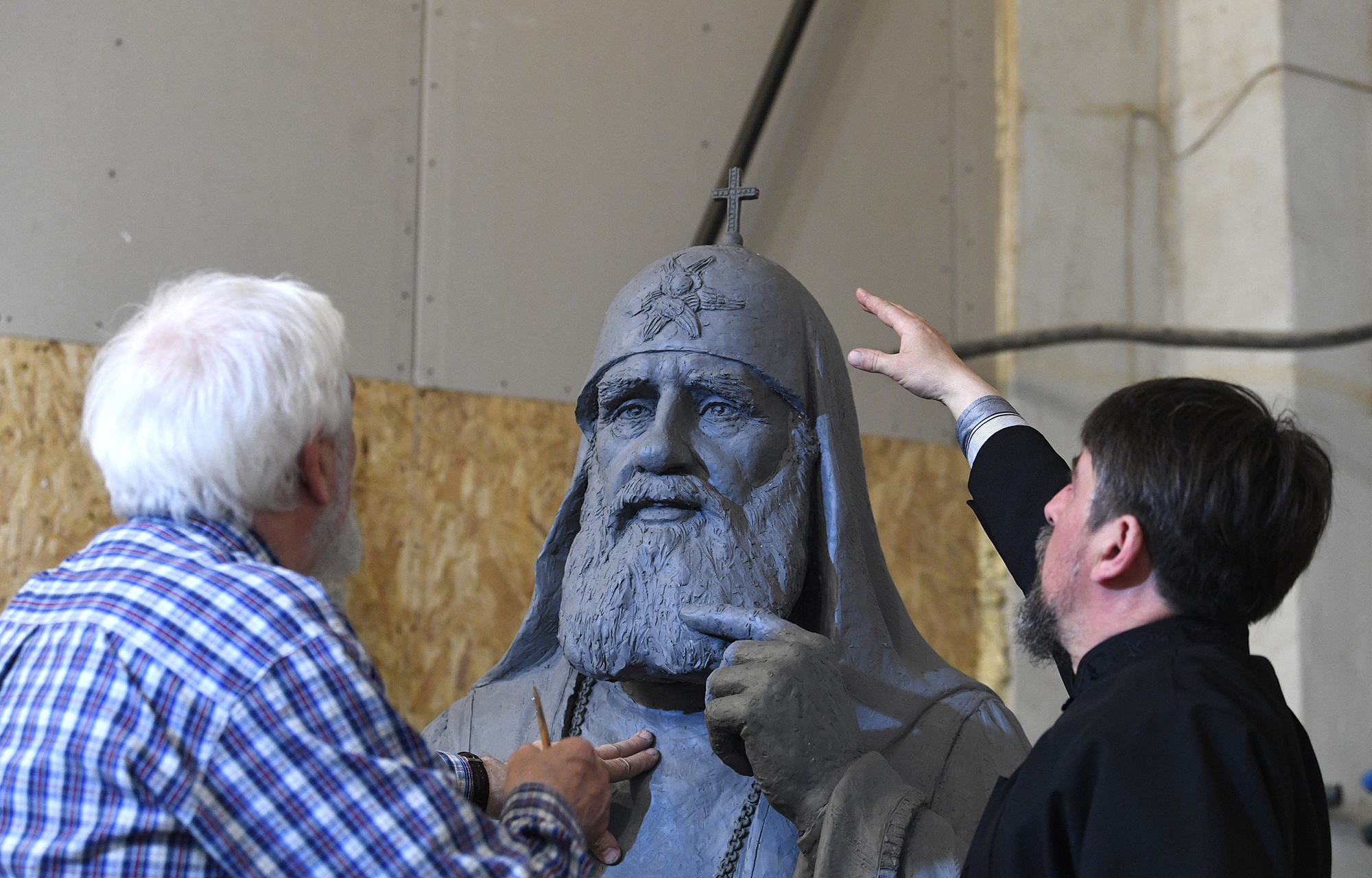 В мастерской скульптора Юрия Хмелевского идет изготовление памятника Патриарху Тихону