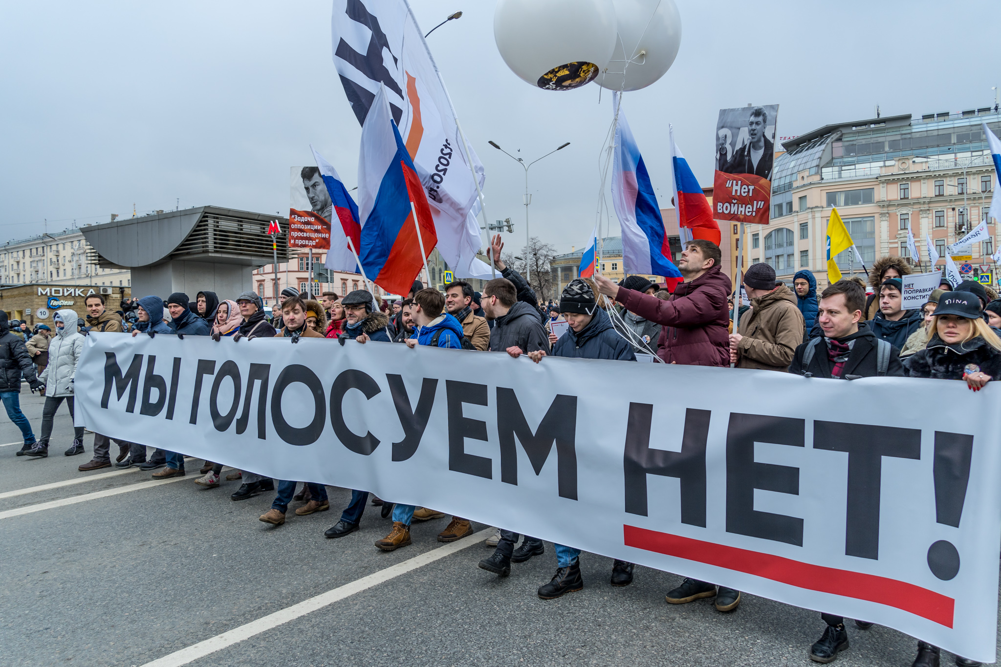 Под политическими лозунгами. Политические лозунги. Смешные политические лозунги. Лозунги сторонников войны в Украине. Политический лозунг в наше время.