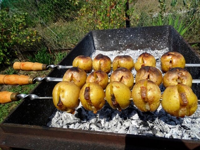 Чем перекусить на даче: 7 быстрых и вкусных блюд для весенней поездки за город можно, добавьте, очень, сырое, быстро, нужно, зелень, нарежьте, посолите, приготовление, выложите, картофель, майонезом, минут, несколько, решетку, майонез, времени, заменить, сырок