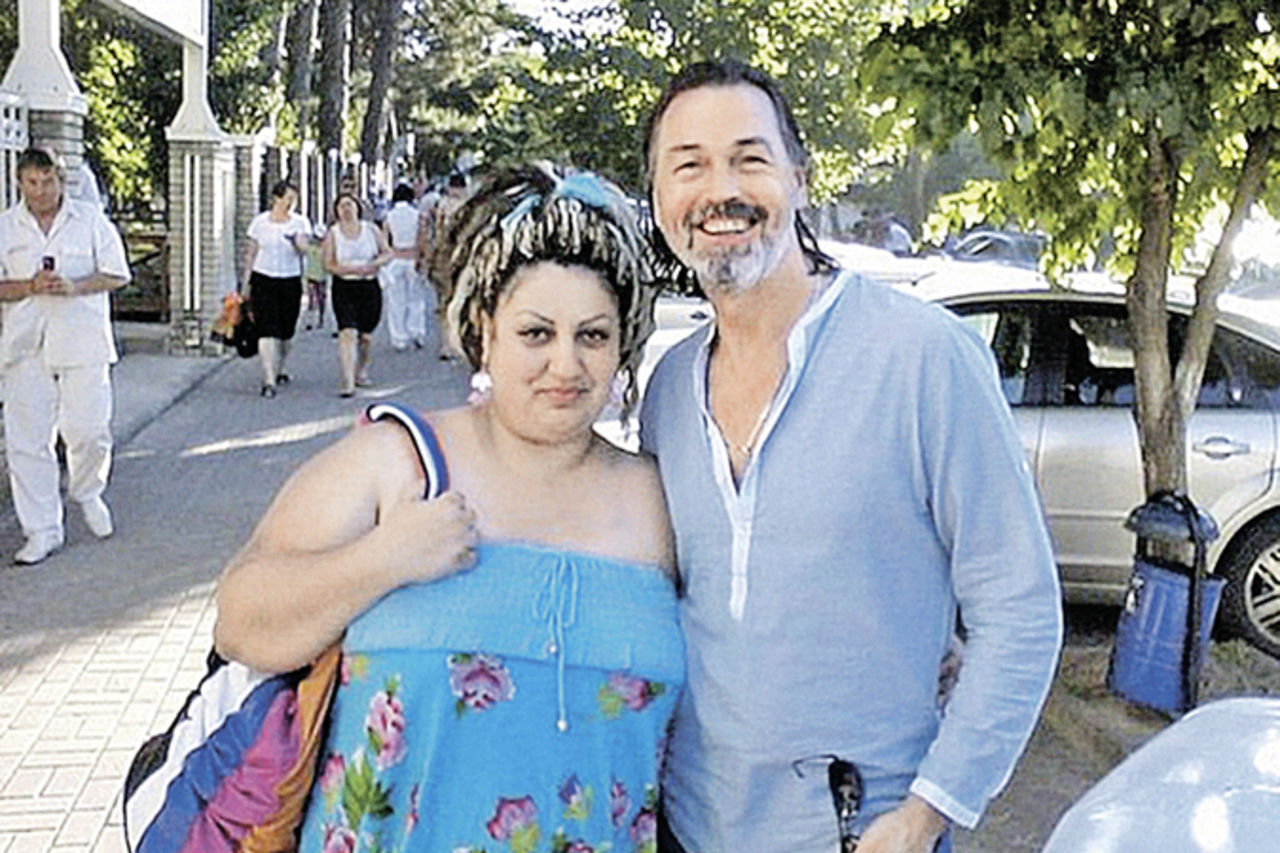 Елена коренева с никасом сафроновым. Никас сафронов в молодости. Никас сафронов жена. Никас сафронов и франческа вендрамин. Московский художник никас сафронов.