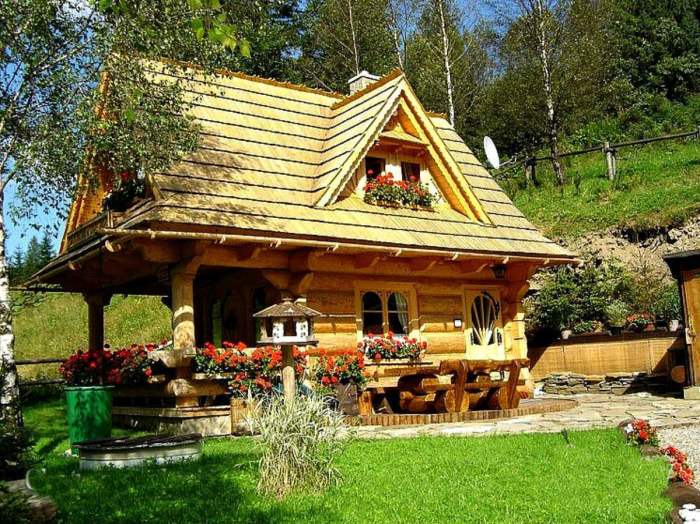 В летнюю пору бревенчатый домик особенно хорош («Stunning Gate Lodge»). | Фото: stiri.magazinuldecase.ro.