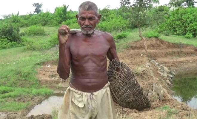 30 лет индиец копал канал одной мотыгой. В него перестали верить, но однажды в канале появилась вода Культура