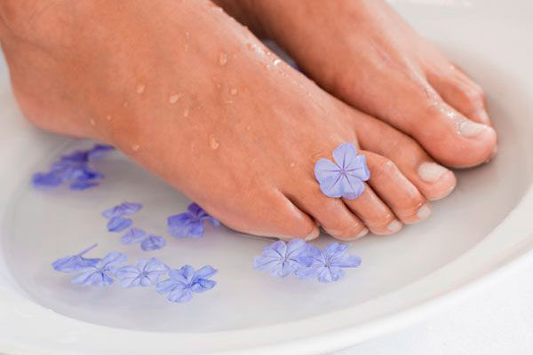 Содовые ванночки спасут от неприятного запаха ног