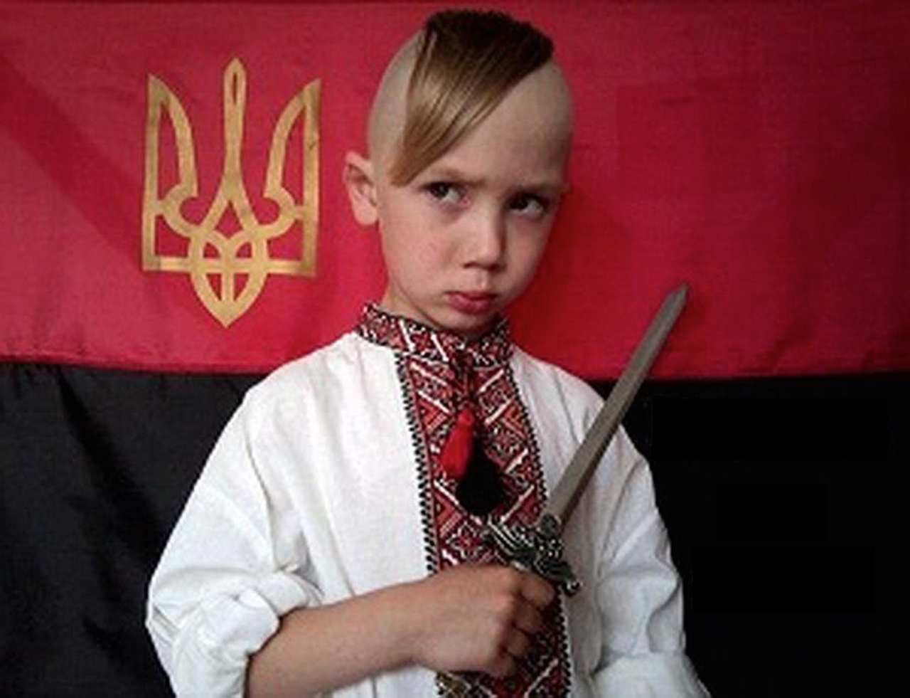 Маленькие украинцы. Прически украинских националистов. Москалей на ножи. Украинские дети националисты. Бандеровская прическа.