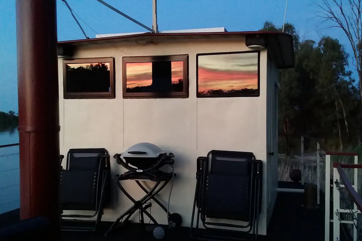 Пара превратила старинную лодку в роскошный плавучий дом дом